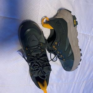 Hoka hiking sneakers size Mens 7.. womens 9 .. Goretex  army green